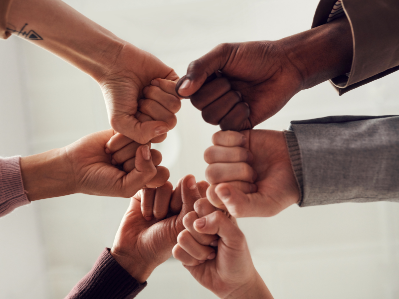 Diversidad e inclusión en TI: equipo colaborando en innovación