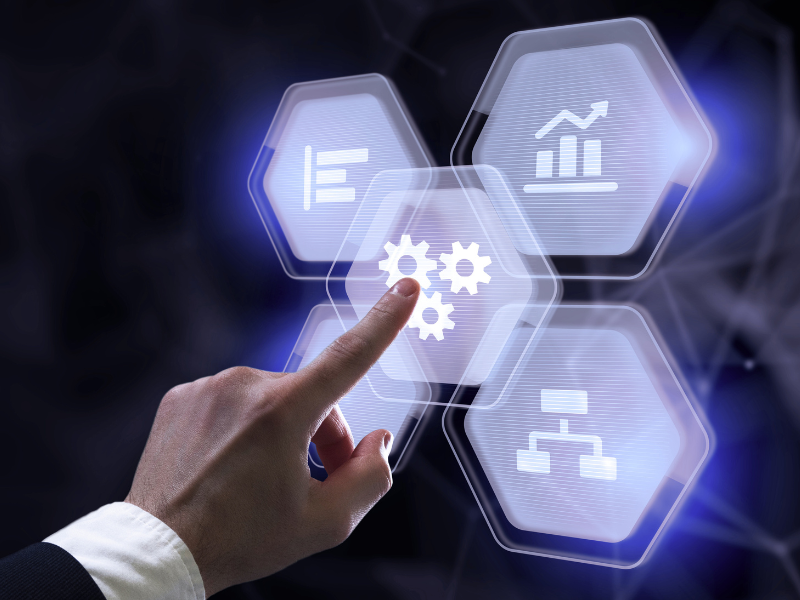 Ejecutivo activando automatización de procesos empresariales mediante plataforma RPA