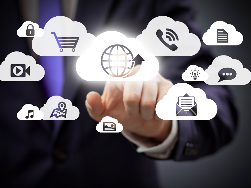 Ejecutivo gestionando múltiples plataformas SaaS sin integración en ecosistema tecnológico empresarial
