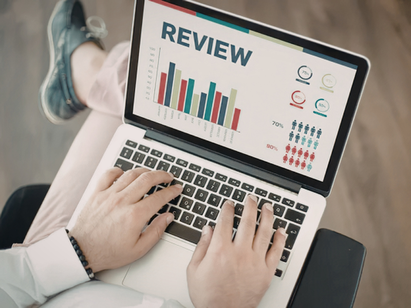 Ejecutivo revisando métricas de retorno de inversión en herramientas SaaS empresariales