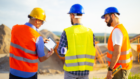 Supervisores en terreno utilizando herramientas digitales para control de procesos operativos